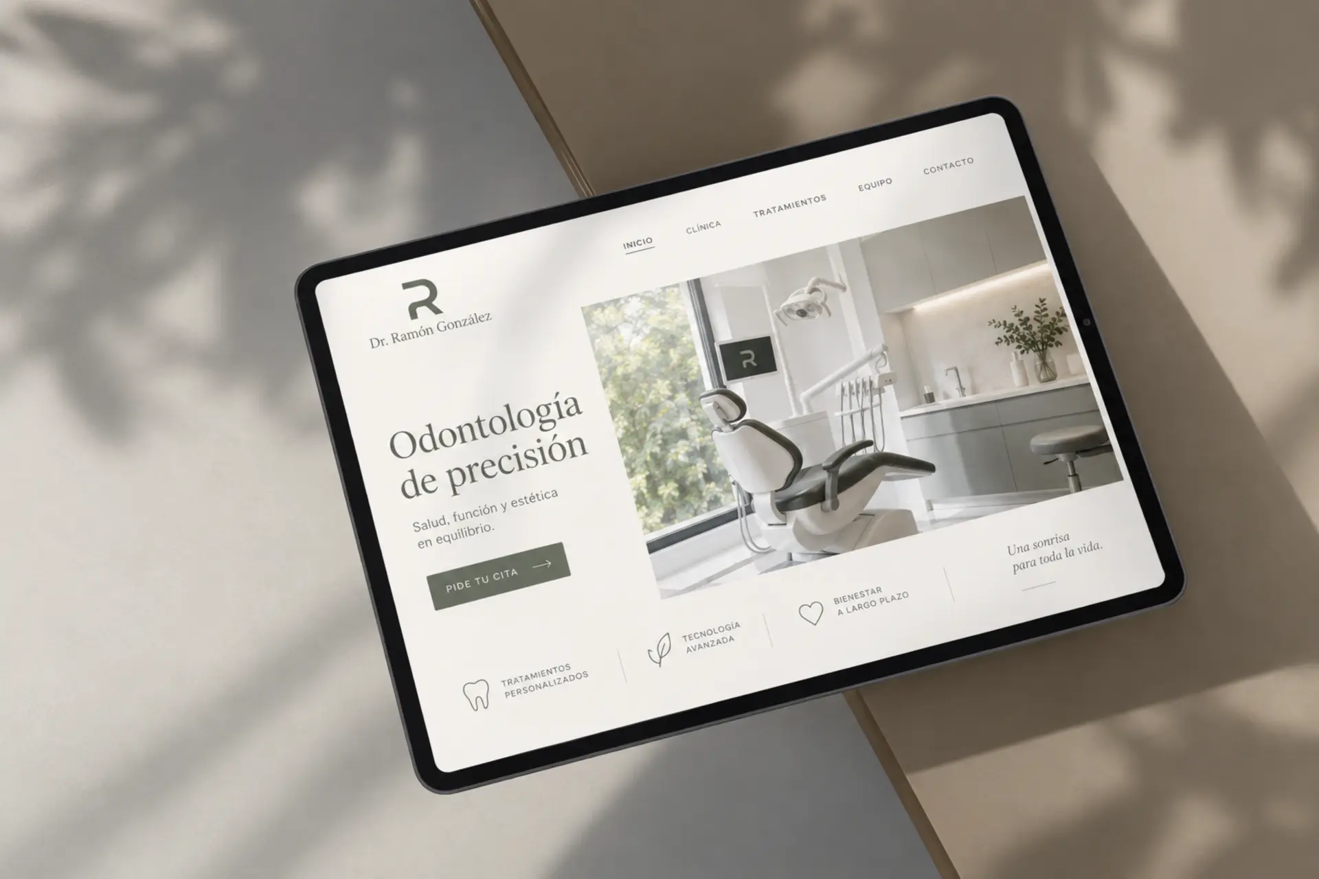 Página web de una clínica dental mostrada en una tablet