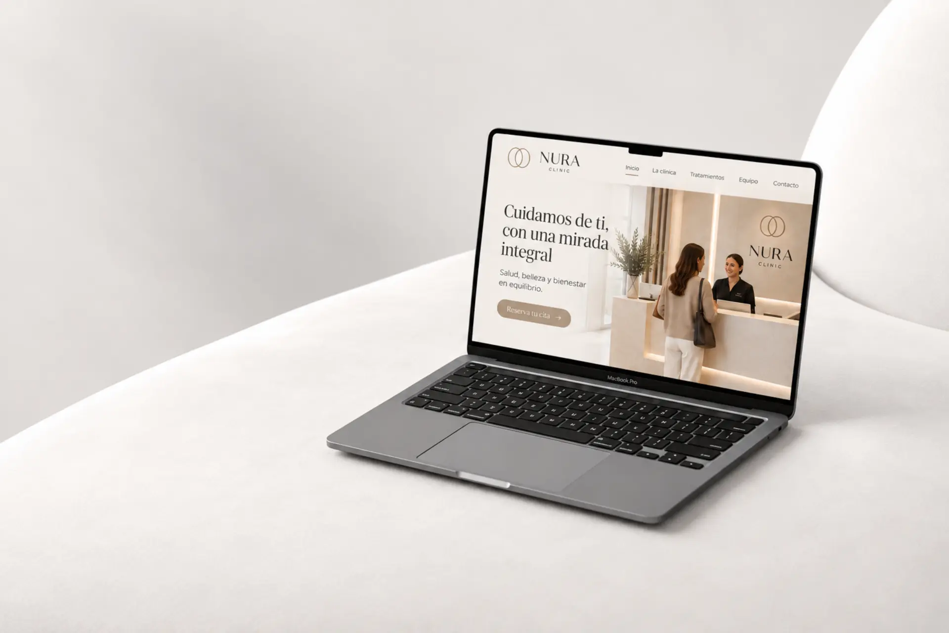 Diseño web de una clínica mostrado en un portátil